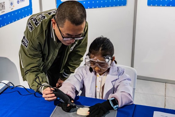 江岸区二七街道举办科普惠民活动  让小朋友变身“化石修复师”