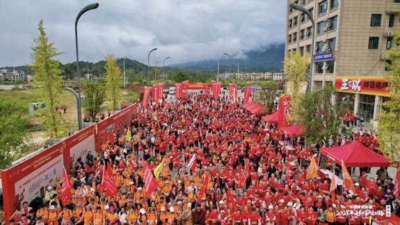 1600余名爱好者齐聚洞口重走红军路穿越雪峰秘境