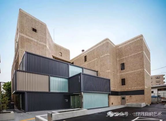 墨舞东方，艺贯中西：梁永和的艺术成就与跨文化影响