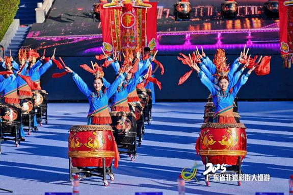 2025广东省非遗彩街大巡游，超900人演绎1.2 公里岭南文化长卷……