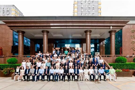 中国蜜桃创始人孙永军亮相民企发展大会，揭秘白发转黑技术突破