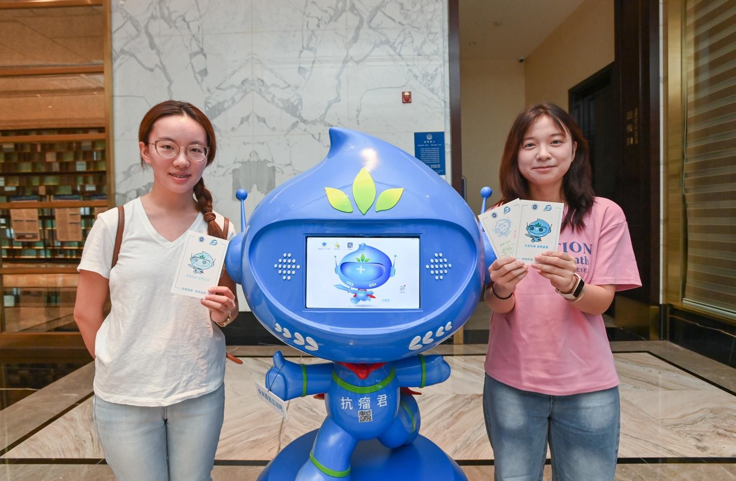 市民和浙江省防治科普形象代言人“抗瘤君”拍照合影(1).jpg