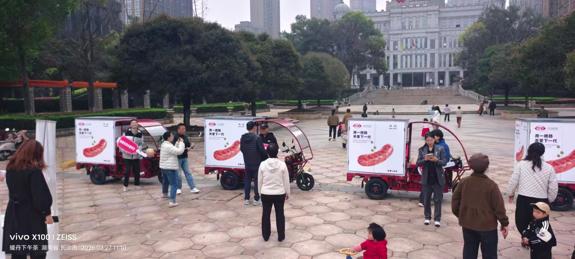 一根“琥珀色”烤肠背后的助残逻辑：深圳企业向长沙捐赠10台智能创业车，让残疾人“开着店”去创业