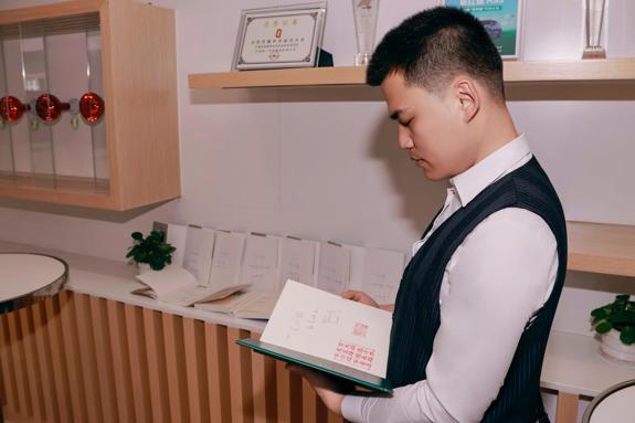 青年创业者王小铭：以管理与心理学为翼，在商业与国际交流中践行长期价值