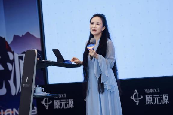 科技向左，生命向右：凤凰娴《原元源》如何帮我们在剧变中重建内心的秩序感