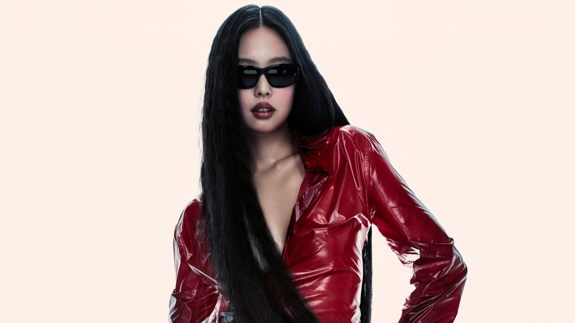 镜显不羁，率性自我  全球影响力文化偶像 Jennie 出任 Ray-Ban 雷朋全球品牌代言人